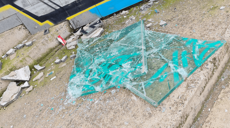 Imagen de los restos de la cristalera (Foto TA)